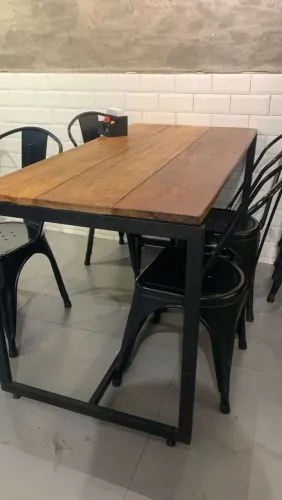 Mesa de madeira maciça estilo industrial