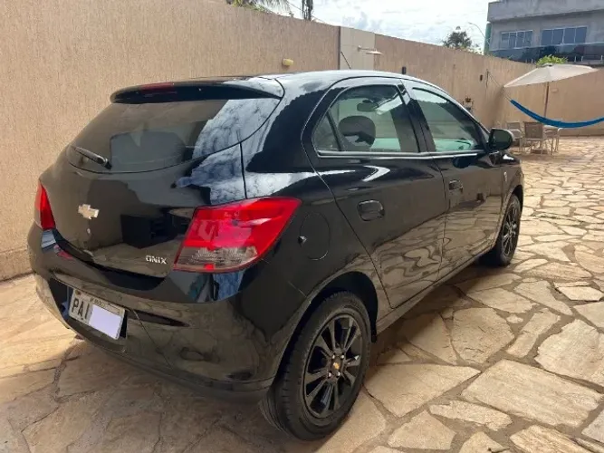 Chevrolet Onix Hatch Selecao 1.0 8V Flex Mec. 4P 2015