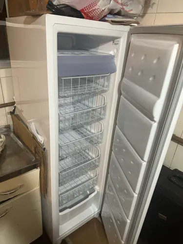 Vendo freezer vertical cônsul semi novo