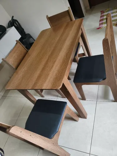 Vendo mesa 4 cadeiras