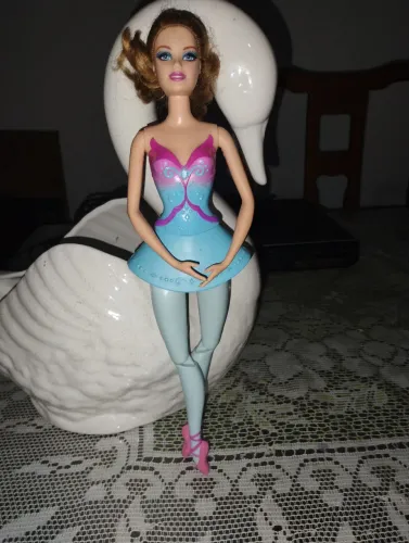 Vendo uma boneca Barbie bailarina