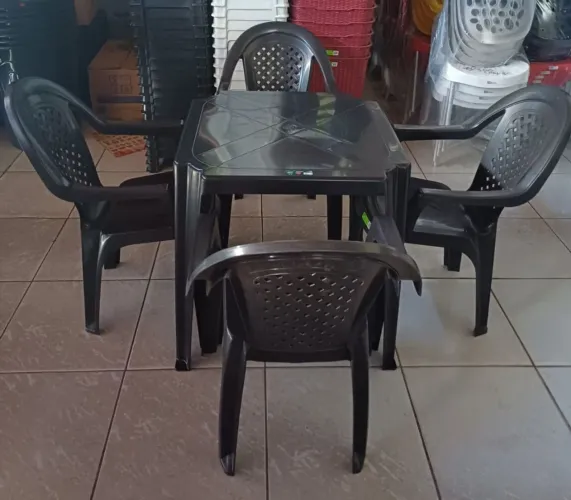 Mesa e cadeira
