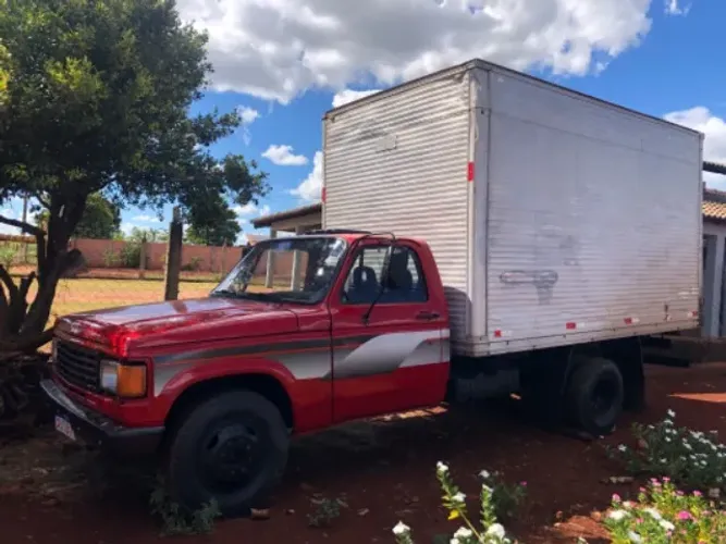 Caminhão Baú, ano 1988, Modelo B40, marca Chevrolet, cabine com 3 lugares.