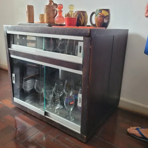 Arca em madeira maciça , portas de vidro !