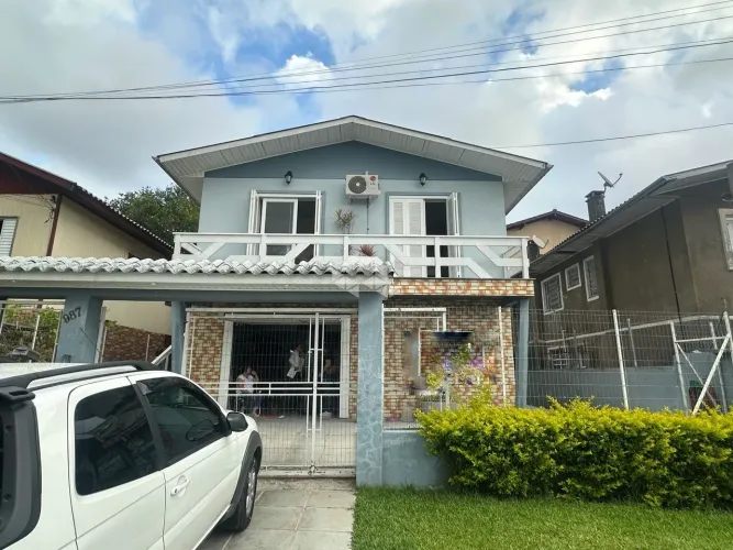 Casa de dois andares com 02 Dormitórios, pátio fechado no Bairro Primeiro de Maio em Farro
