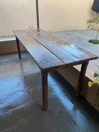 Mesa de madeira rústica 