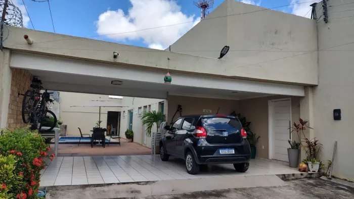 CASA DE ALTO PADRÃO COM 3 SUITES, PISCINA E LOJA COMERCIAL