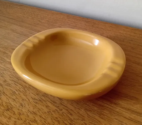 Cinzeiro antigo em porcelana na cor mostarda - década de 70