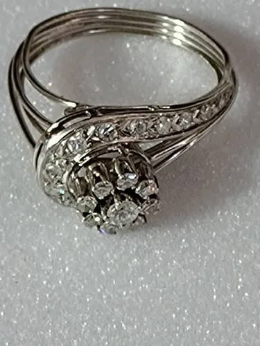 Anel em ouro branco modelo chuveiro com brilhantes brancos
