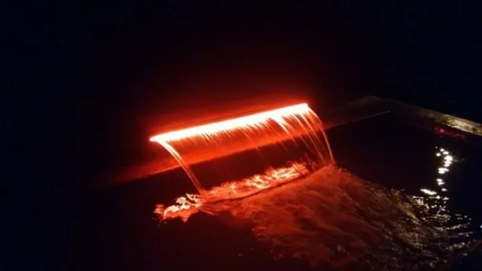 Cascata de Piscina 80cm De Embutir Bico Inox Com Led Rgb - Entrega em Brasília