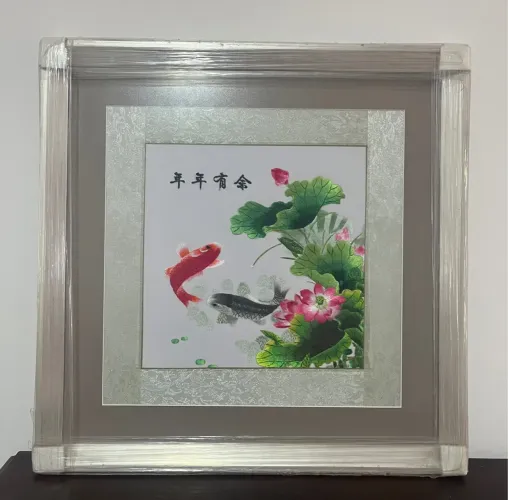 Quadro Bordado com Peixes e Flores de Lótus