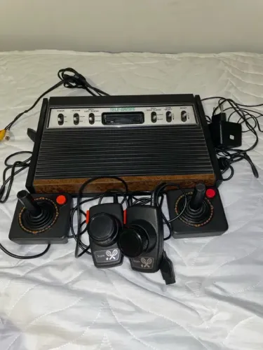 Atari 1978 Sears (Americano - Sunnyvale CA) + 2 joysticks originais + 2 paddles originais