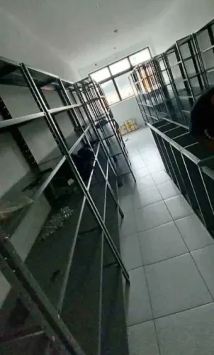 Prateleiras estantes de aço usadas