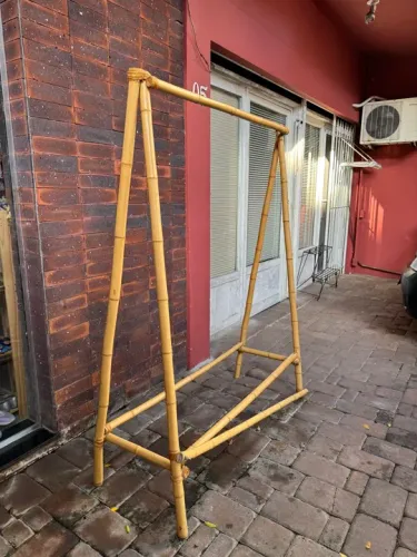 Arara de roupas em bambu natural