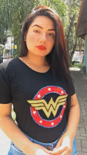 Camiseta t-shirt mulher maravilha bordada em pedrarias