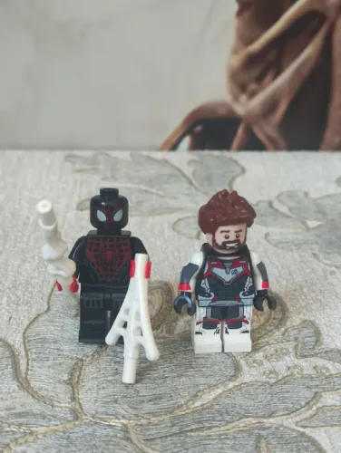 Senhor Stark (Homem de Ferro) e Miles Morales (Homem-Aranha)