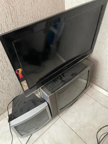 Lote de 3 tvs usada para peças ou quem queira arrumar -apenas lote fechado