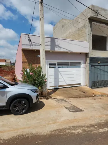 Alugo casa moderna , 3 quartos , climatizada , próximo UNIFAL