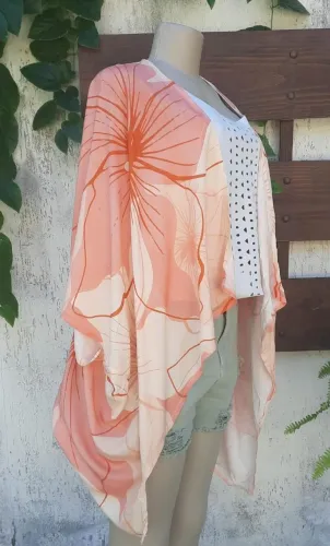 Kimono estampado floral em tons de rosa e laranja