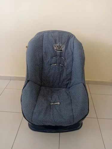 Cadeirinha de bebê com design elegante