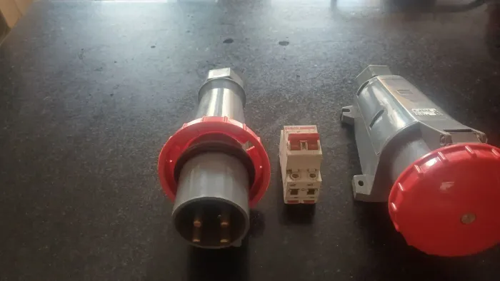 Tomada industrial plug e disjuntor de 63 amperes