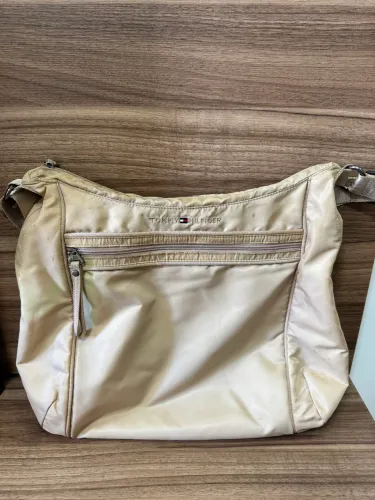 Bolsa Tommy Hilfiger alça ajustável com marcas de desbotado