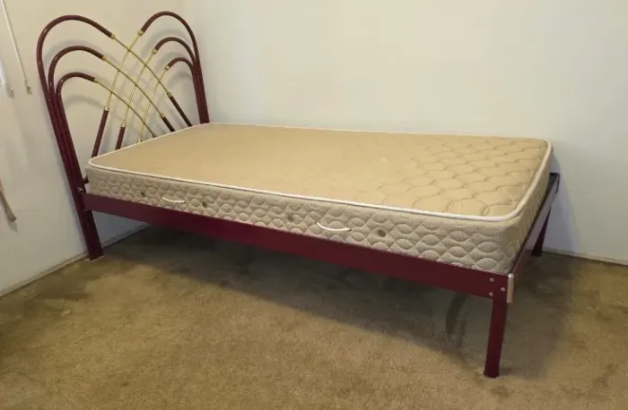 Cama de Solteiro tubular ferro com Colchão usado