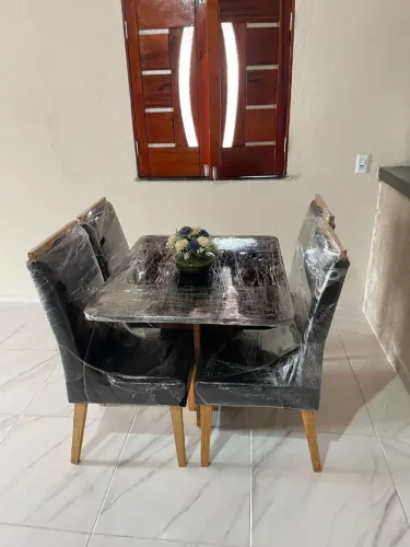 Mesa de jantar com 4 cadeiras