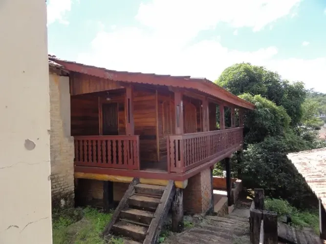Casa em CAETE, de madeira com ponto Comercial em CAETE MG