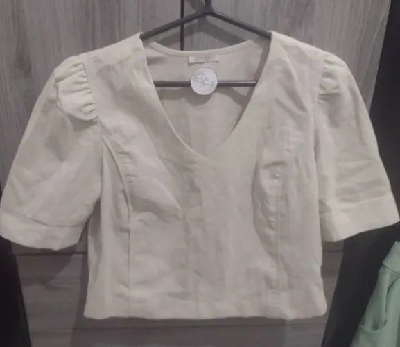 Blusa bege  de linho com mangas bufantes tamanho M e short saia Verde com tamanho p 