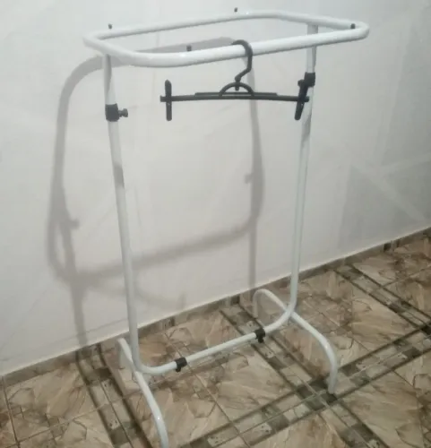 Arara em metal branco desmontável sem uso Aceitamos Olx Pay