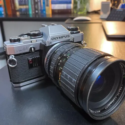 Câmera Olympus OM-10 com Lente Sigma 28-80mm 