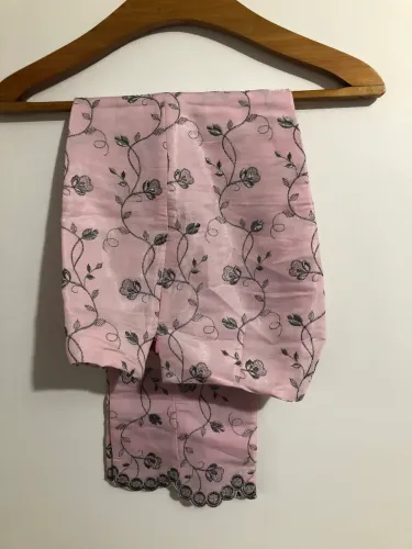 Calça feminina rosa  de seda com bordado prata.