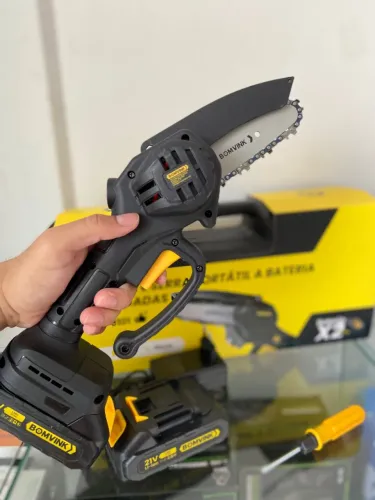 MINI MOTOSERRA PORTÁTIL A BATERIA 4 POLEGADAS BOM-9101 BomVink an2