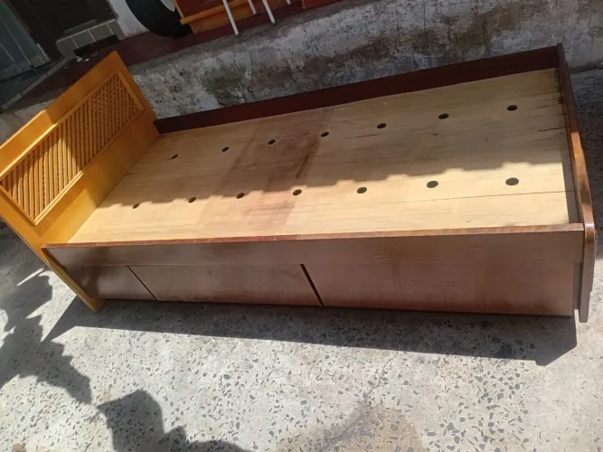 Cama de madeira com gavetas