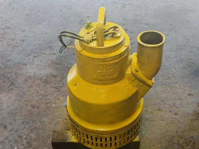 Bomba submersa de 4 polegadas trifásica 220/380 Voltas usada Hidrosul