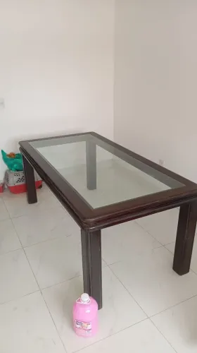 Mesa de jantar em madeira maciça e tampo de vidro 