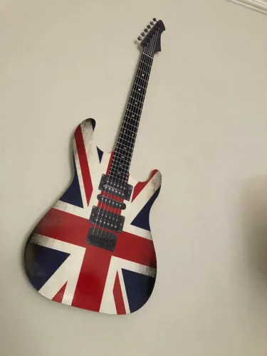 Guitarra em metal de parede novo