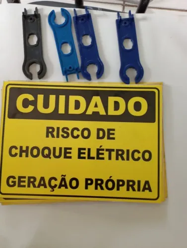 Placa padrão de geração solar fotovoltaica e chave para abri MC4