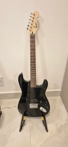 Guitarra Fender Squier preta com um humbucker