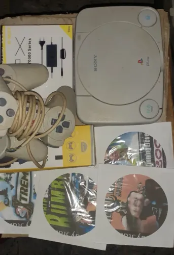 playstation 1 + jogos, fonte e 2 controles