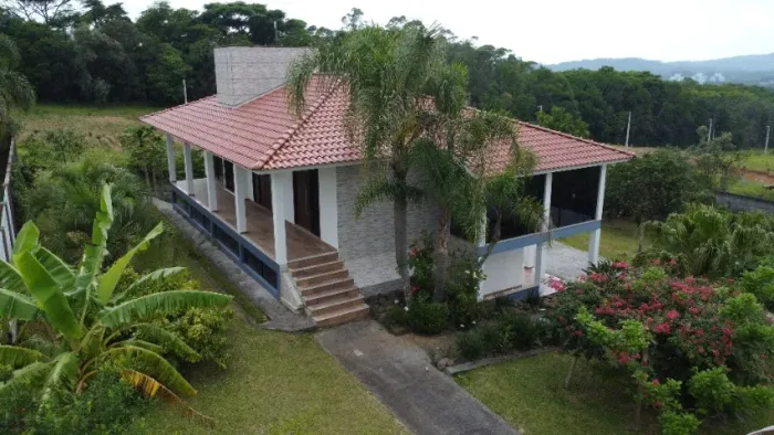 Casa TODA EM LAJE próxima ao centro Criciúma em AMPLO terreno ACEITA imóvel de menor valor