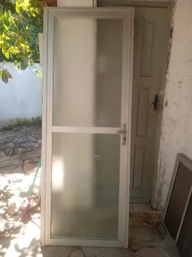 Porta de vidro com alumínio do bom, dimensão: 2,10 x 0,73 cm.