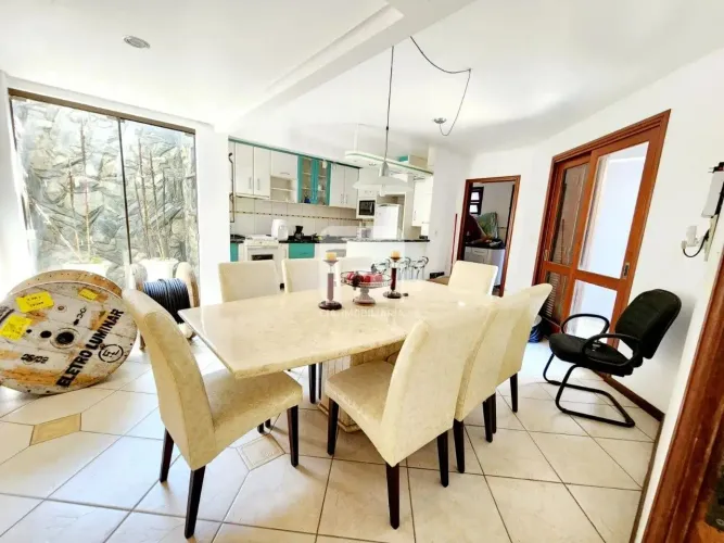 Casa de 4 dormitórios no Estreito