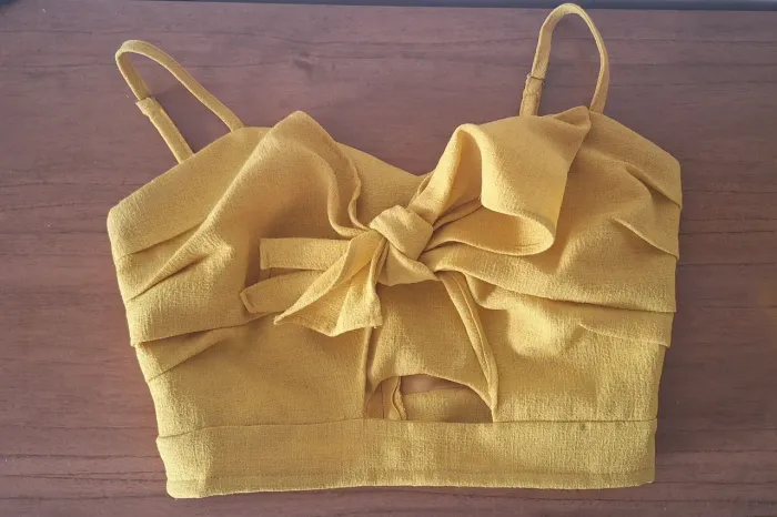 Top cropped amarelo com laço