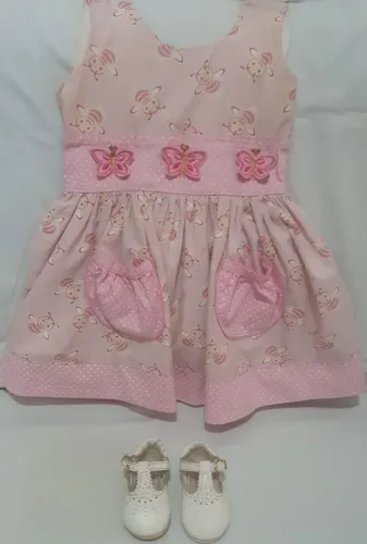 Vestido Infantil Rosa com Detalhes de Borboletas e Abelhas