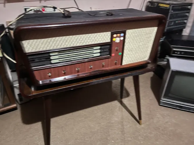 rádio de pé", comum em meados do século XX anos 50