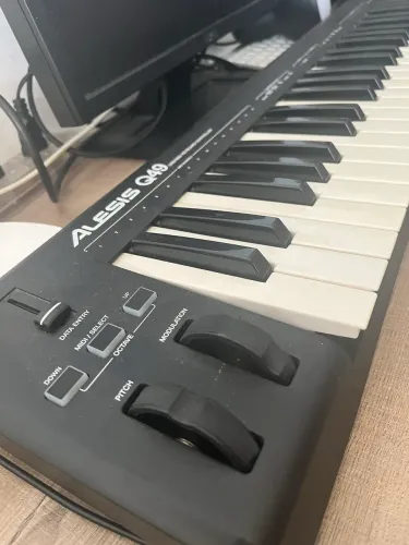 Teclado Controlador Alesis Q49
