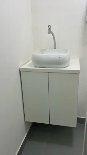 Gabinete de banheiro branco com cuba
