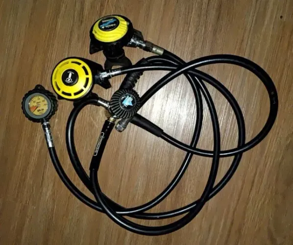 Regulador de ar, completo, para mergulho autônomo.